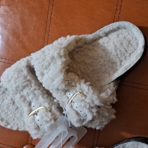 Auden Faux-Fur Slippers⭐️⭐️⭐️⭐️ - Picture 4 of 9